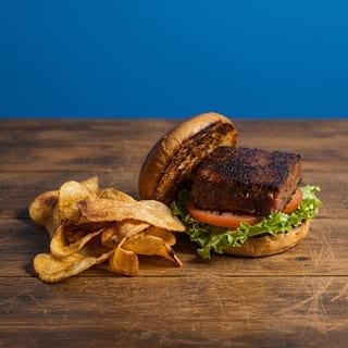 Blackened Tuna Sandwich w/ Chips